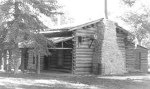 러셀의 통나무집 작업실, 몬태나주 그레이트폴스. 보존되어 현재 C. M. 러셀 박물관 단지의 일부이다.