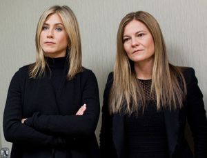 2011년 10월, 버지니아주 알렉산드리아에 있는 이노바 유방 관리 센터를 방문한 애니스톤과 크리스틴 한. 그들은 유방암 관련 영화 파이브를 공동 제작했다.