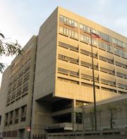 애니스턴이 연기 수업을 받았던 뉴욕에 위치한 피오렐로 H. 라과디어 고등학교(뉴욕예술고등학교)