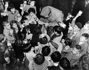 1942년 횃불 작전 이후 오랑에서 미국 군인이 피에 누아르 어린이들에게 우유를 나눠주는 모습