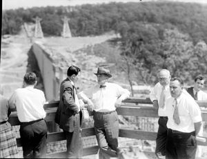 노리스 댐 건설 현장에 나타난 노리스 상원