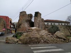 지진으로 파괴된 두러스 성벽