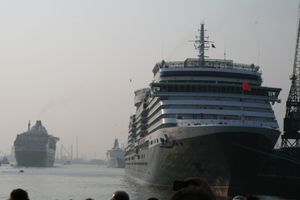 퀸 빅토리아 (왼쪽), QE2 (오른쪽), 그리고 앞쪽에 있는 QV