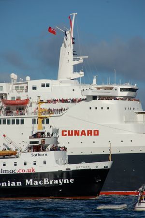 QE2 정박 깃발을 휘날리며