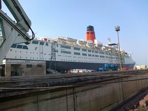 2012년 두바이 드라이도크 월드에 정박한 퀸 엘리자베스 2