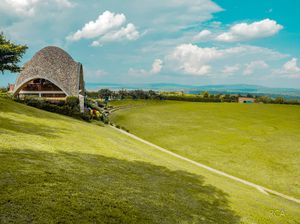 르완다 키갈리에 있는 르완다 크리켓 스타디움. 과거 대영제국에 속하지 않았던 르완다에서 크리켓의 인기가 높아진 것은 영연방 회원국 자격과 관련이 있다.