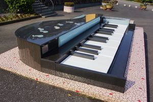 덩리쥔의 금보산 추모 공원에 있는 전자 키보드 피아노
