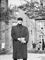 대학 3학년 나가시마. 대학 본관 앞에서.