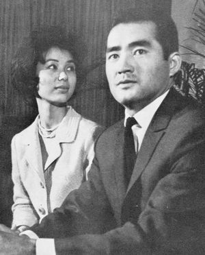 1964년 11월 26일 약혼 발표 기자회견에서의 나가시마와 니시무라 아키코