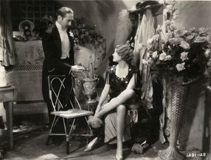 왼쪽부터: 라 베시에르(아돌프 멘주)와 에이미 졸리(마를레네 디트리히)