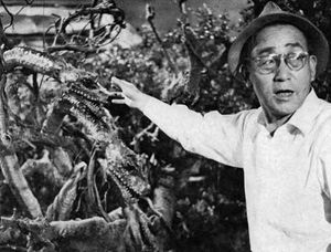 쓰부라야가 삼개의 보물(1959) 세트장에서 야마타노오로치 소품과 함께 있다.