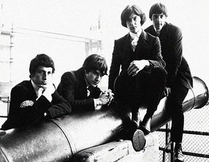 킹크스(The Kinks)는 1964년 8월 영국 런던 타워 브리지 근처에서 빨간색 재킷을 입고 있다.