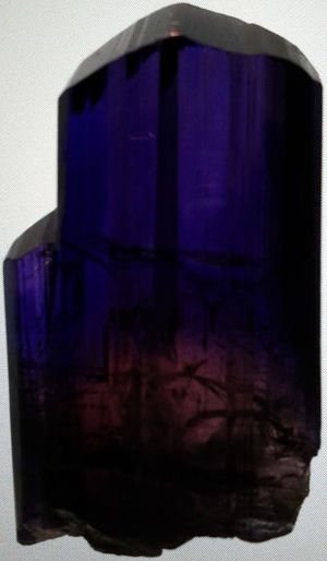 다색 탄자나이트 결정