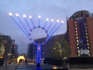 2020년 유럽 위원회 본부인 베를레몽 빌딩 옆, 브뤼셀에서 열린 공공 하누키아 점등 행사