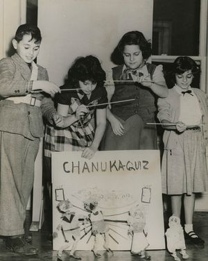 1940년경 어린이들이 하누카 이야기를 들려주기 위해 줄을 당기고 있다