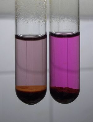 페레이트(왼쪽)와 과망간산염 (오른쪽) 용액의 색상 비교