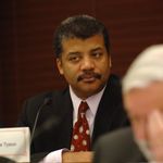 천체 물리학자 닐 디그래스 타이슨이 쇼를 진행하고 내레이션을 맡았다.