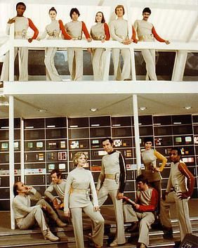 1년차 등장인물. 왼쪽부터: 빅터 버그만 (앉아있음), 앨런 카터, 헬레나 러셀, 존 코닉, 폴 모로우 (앉아있음), 산드라 베네스, 데이비드 카노. 상부 갑판, 완전히 확인되지 않음: 타냐 알렉산더 (오른쪽에서 세 번째).