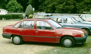 오펠 카데트 E 정측면