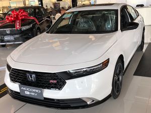 혼다 어코드 e:HEV 정측면