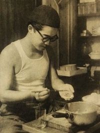 만두를 요리하는 아베 코보(1954년)