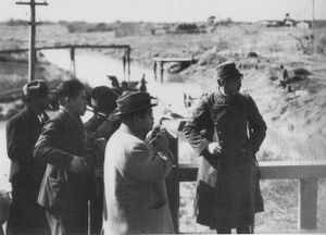 1939년, 중국 대륙에서 취재 중인 기쿠치(오른쪽에서 두 번째). 다음 해, 기쿠치는 니시즈미 코지로의 평전을 발표한다.