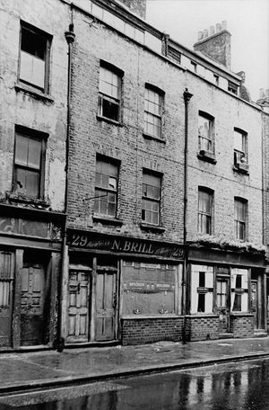 헌버리 가 29번지. 애니 채프먼과 살인자가 시신이 발견된 마당으로 가기 위해 지나간 문이 부동산 표지판의 숫자 아래에 있다.