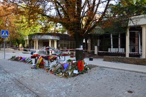  폭발 사건 이후 카페 "세파르"와 자하르첸코의 임시 기념비