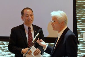 2016년 티베트 기금(Tibet Fund) 연례 갈라 행사에서 게어(오른쪽)와 롭상 냥닥