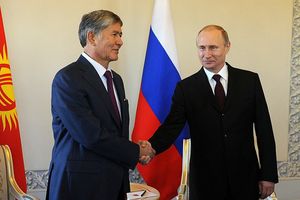 알마즈베크 아탐바예프와 블라디미르 푸틴 러시아 대통령 (2015년 3월 16일)