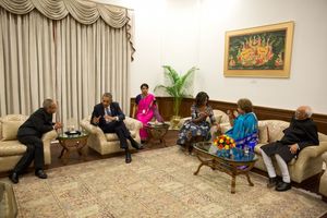 미국 대통령 버락 오바마, 영부인 미셸 오바마, 인도 부통령 모하마드 하미드 안사리와 함께 있는 무케르지 대통령