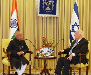 2015년 10월 14일 예루살렘 대통령 관저에서 이스라엘 대통령 레우벤 리블린과 함께 있는 무케르지