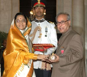 2008년 5월 5일 뉴델리의 라슈트라파티 바반에서 프라티바 파틸 대통령이 프라나브 무케르지에게 파드마 비부샨 훈장을 수여하는 모습.