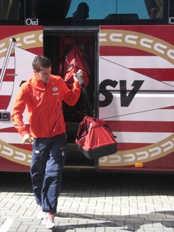 버스에서 내리는 케빈 스트로트만