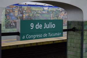 9 데 훌리오역에서 복원 중인 벽화.