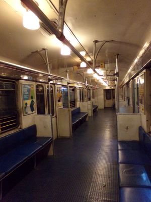 "CAF-GEE"의 차내 (롱 시트 개조 차량)