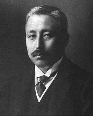 코이케 조조(1873-1921) 메이지-다이쇼 시대의 외교관. 가토 다카아키 외상 비서관 등을 거쳐, 뉴욕·봉천 등의 총영사를 지낸다. 다이쇼 2년 외무성 정무국장이 되어, 가토 외상 밑에서 대중 21개 조 요구의 원안 작성에 임했다. 이후 구하라 본점 이사. 후쿠시마현 출신. 도쿄 제국 대학 졸업.