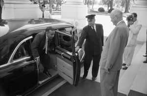 드와이트 D. 아이젠하워 미국 대통령에게 영접받는 수라와르디 총리