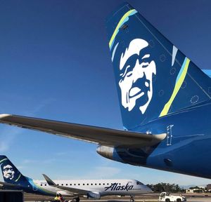 호라이즌 항공의 엠브라에르 175 항공기 2대 (알래스카 항공 도장)