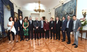 반데라스(오른쪽에서 두 번째)가 2015년 영화 《33》의 배우들과 칠레 정부 관계자들과 함께