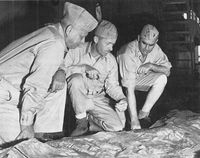 괌 섬의 입체 지도를 보면서 작전 협의를 하는 로이 가이거 소장 등 제3 해병 수륙 양용 부대 사령부