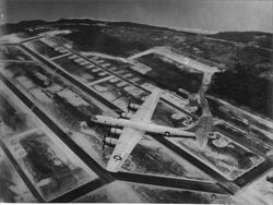 정비된 괌 섬의 비행장 상공을 비행하는 B-29