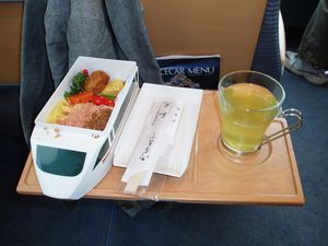 VSE 열차 내 모형 열차에서 판매되는 벤토 도시락