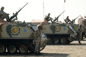 방문 외빈을 위한 시연 중인 이집트 군인과 M113 장갑차들, 사막의 방패 작전의 일부