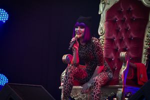 제시 제이가 2011년 더 빅 칠에서 공연하는 모습, 발이 부러졌을 때 공연에 사용했던 "금빛 왕좌"에 앉아 있다.