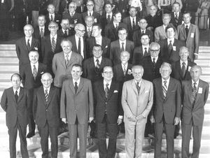 1973년 헬싱키에서 열린 유럽 안보 협력 회의(CSCE) 1단계 외무 장관 회의. 가운데 첫 번째 줄은 아흐티 카르얄라이넨 핀란드 외무 장관이다.