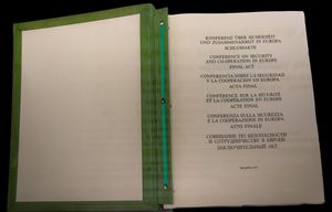 헬싱키 협정 최종 문서. 1975년 헬싱키에서 35개국 정상이 서명했다. 본 역사 박물관에 전시되어 있다.