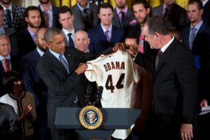 2014년 월드 시리즈 챔피언십을 기념하는 행사에서 버락 오바마 대통령이 영예를 안겨준 백악관 내부의 자이언츠와 함께 있는 범가너.