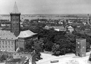 전후 피아스트 성 (왼쪽)과 글로구프 문 (오른쪽)의 모습