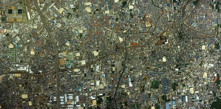 가도마시 중심부 주변의 항공사진. 1985년 촬영한 3장을 합성하여 제작. 국토교통성 국토지리원 [https://mapps.gsi.go.jp/ 지도・항공사진 열람 서비스]의 항공사진을 기반으로 제작.